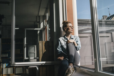 Junge Frau mit Tablet und Blick aus dem Fenster - KNSF01474