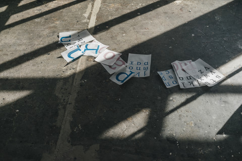 Schriftvorlagen auf Betonboden, lizenzfreies Stockfoto