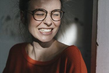 Porträt einer glücklichen jungen Frau mit Brille - KNSF01495
