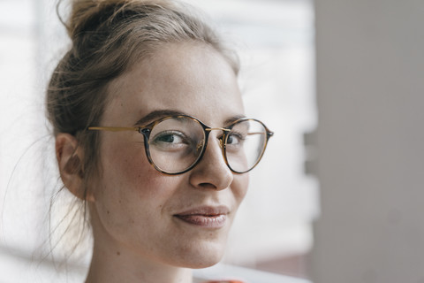 Porträt einer jungen Frau mit Brille, lizenzfreies Stockfoto