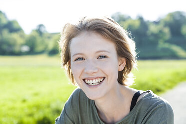 Porträt einer glücklichen jungen Frau in der Natur - TCF05417