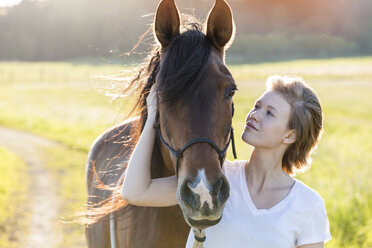 Junge Frau und Pferd in der Natur - TCF05423