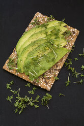 Knäckebrot mit Kernen, Avocadospalten und Kresse - ODF01511