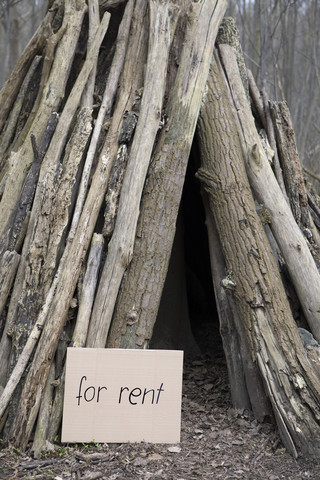 Hütte im Wald zu vermieten, lizenzfreies Stockfoto