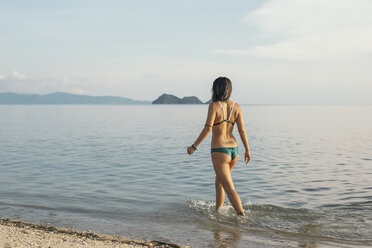 Rückenansicht einer Frau beim Spaziergang am Meer - MOMF00171