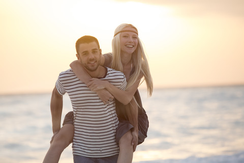 Junges Paar hat Spaß am Strand, lizenzfreies Stockfoto