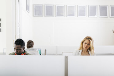 Geschäftsleute, die in einem internationalen Büro zusammenarbeiten - JRFF01335