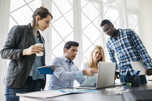 Junges Team bei einer Besprechung im Büro - JRFF01350