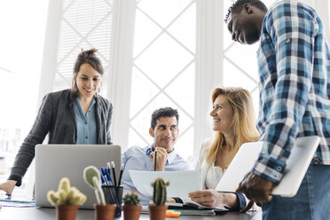 Junges Team bei einer Besprechung im Büro - JRFF01352