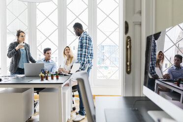 Junges Team bei einer Besprechung im Büro - JRFF01354