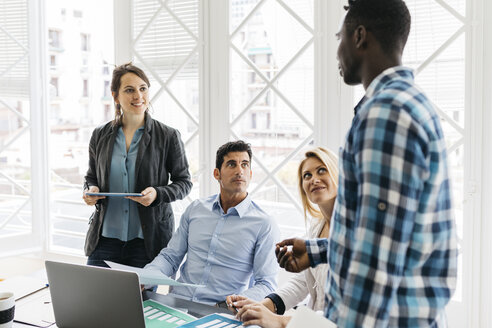 Junges Team bei einer Besprechung im Büro - JRFF01355