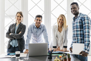 Junges Team bei einer Besprechung im Büro - JRFF01356