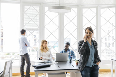 Junges Team arbeitet im Büro zusammen - JRFF01358