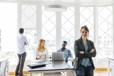 Junges Team arbeitet im Büro zusammen - JRFF01359