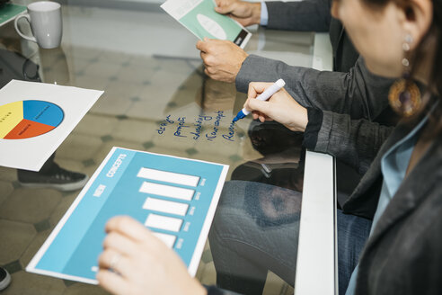 Kreative Geschäftsleute bei einem Treffen im Büro - JRFF01370