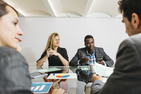 Kreative Geschäftsleute bei einem Treffen im Büro, lizenzfreies Stockfoto