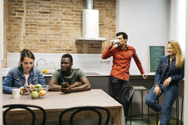 Colleagues having a break in office kitchen - JRFF01385