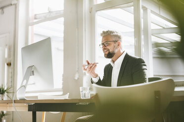 Geschäftsmann arbeitet im Büro am Computer - JOSF00990