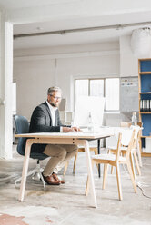 Geschäftsmann arbeitet im Büro am Computer - JOSF00991