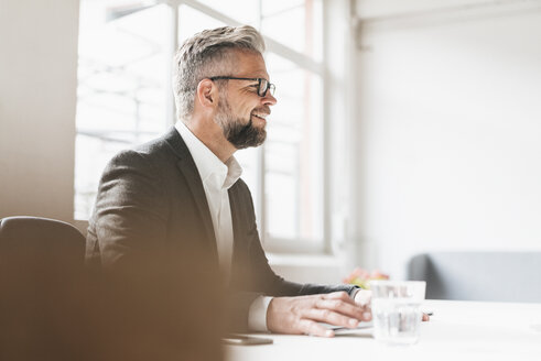 Geschäftsmann bei der Arbeit im Büro - JOSF00993