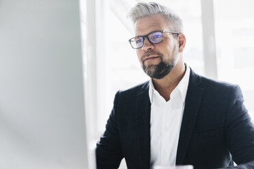 Geschäftsmann bei der Arbeit im Büro - JOSF00999