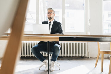 Geschäftsmann arbeitet im Büro am Computer - JOSF01020