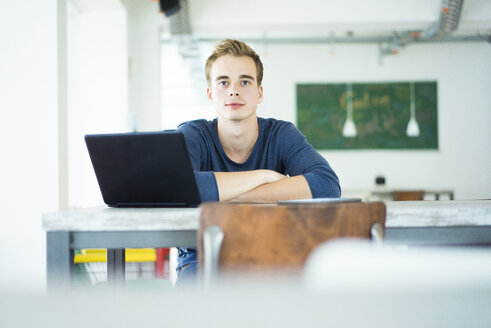Porträt eines Studenten mit Laptop in einem Kaffeehaus - JOSF01029