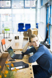 Porträt einer Studentin in einem Kaffeehaus - JOSF01031