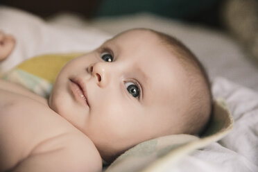 Portrait of baby boy lying on bed - MFF03592