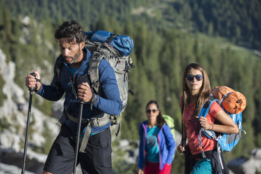 Italien, Freunde wandern in den Dolomiten - ZOCF00457