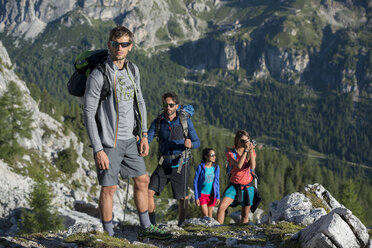 Italien, Freunde wandern in den Dolomiten - ZOCF00458