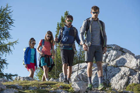 Italien, Freunde wandern in den Dolomiten, lizenzfreies Stockfoto