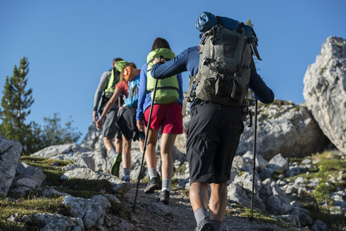 Italien, Freunde wandern in den Dolomiten - ZOCF00460