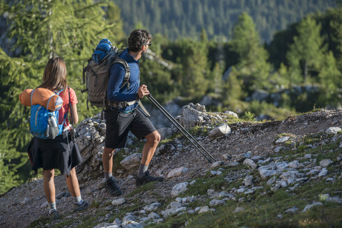 Italien, Freunde wandern in den Dolomiten - ZOCF00462