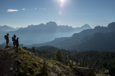 Italien, Freunde stehen auf einem Berggipfel in den Dolomiten und betrachten die Aussicht - ZOCF00466