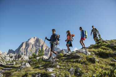 Italien, Freunde wandern in den Dolomiten - ZOCF00467