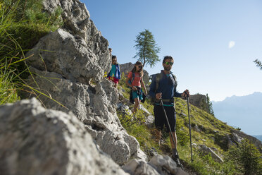 Italien, Freunde wandern in den Dolomiten - ZOCF00469