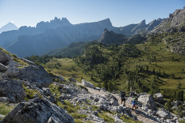 Italy, Friends trekking in the Dolomtes - ZOCF00473