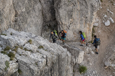 Italien, Freunde klettern auf Felsen in den Dolomiten - ZOCF00474