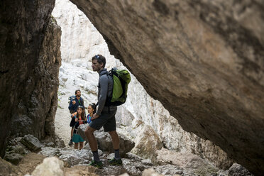 Italien, Freunde klettern auf Felsen in den Dolomiten - ZOCF00475