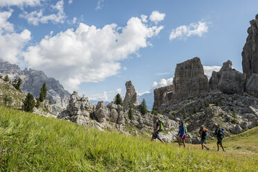 Italien, Freunde wandern in den Dolomiten - ZOCF00478