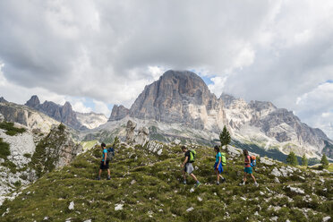 Italien, Freunde wandern in den Dolomiten - ZOCF00480