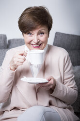 Porträt einer älteren Frau beim Kaffeetrinken - WESTF23277