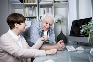 Senior couple shopping online with credit card - WESTF23317