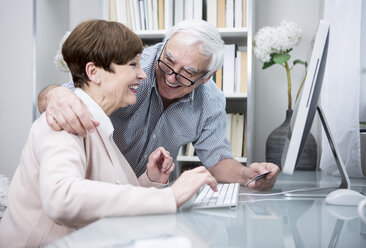 Senior couple shopping online with credit card - WESTF23319