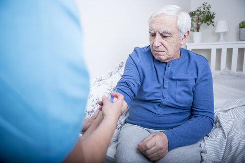 Gynäkologin gibt Patientin eine Injektion - WESTF23363