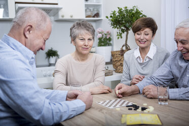 Eine Gruppe von Senioren verbringt einen Spieleabend zu Hause - WESTF23367