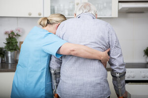 Gynäkologin unterstützt Wochenpatientin - WESTF23383