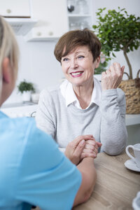 Gynäkologin hört älteren Patienten zu - WESTF23391