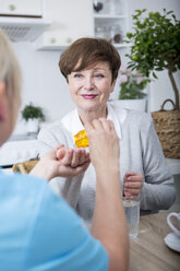 Gynäkologin gibt Patientin Tabletten - WESTF23392